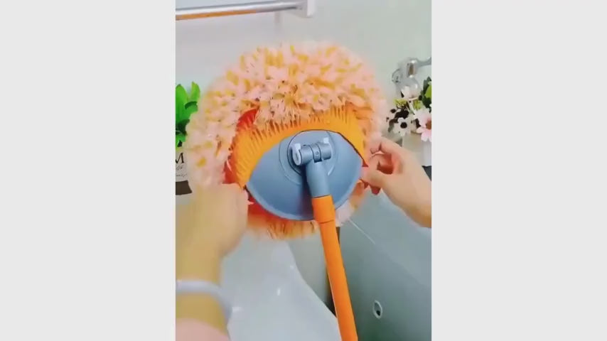 Video showing 360° rotating microfiber mop with telescopic handle cleaning floors effortlessly